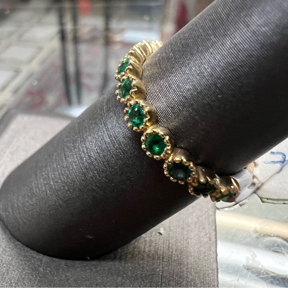 14k Yellow Gold Emerald Band Ring - Picture 7 of 8